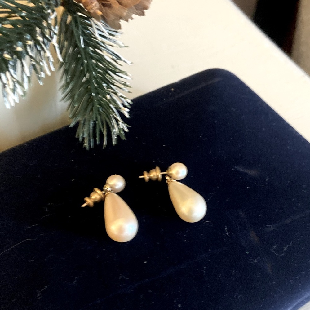 Elegant & Classic Pearl Teardrop Post Earings